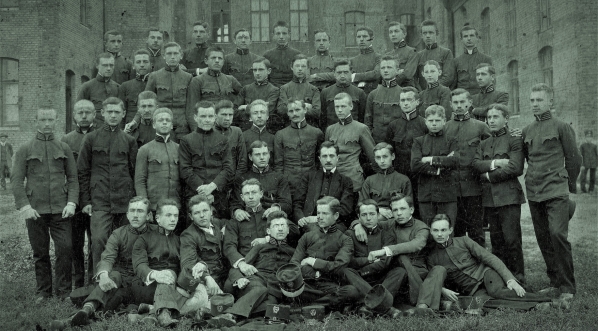  Uczniowie ósmej klasy oraz nauczyciele gimnazjum w Dębicy w 1911 r.  