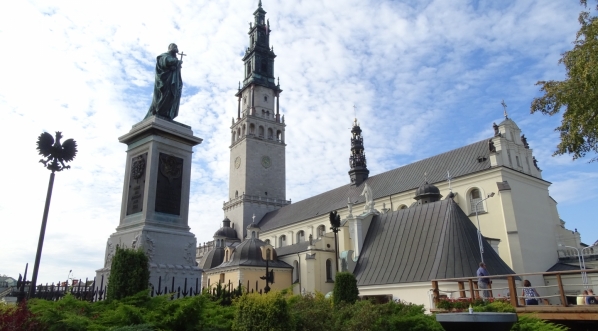  Pomnik przeora Augustyna Kordeckiego na Jasnej Górze.  