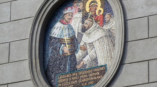  Mozaika w bramie wałowej jasnogórskiego klasztoru, ukazująca księcia Władysława Opolczyka lokującego braci paulinów na Jasnej Górze.  