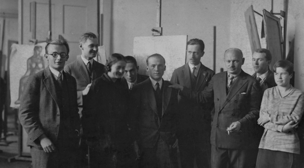  Profesor Felicjan Kowarski oraz uczniowie Szkoły Sztuk Pięknych w Warszawie, listopad 1929 r.  