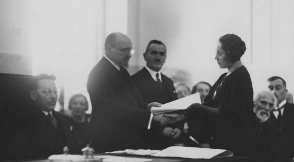 Rektor Akademii Stomatologicznej w Warszawie profesor Roman Nitsch wręcza dyplom jednej z absolwentek akademii 8.12.1933 r.  
