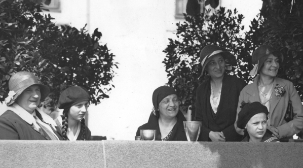  Loża honorowa podczas zawodów Koła Rodziny Wojskowej w Warszawie.  