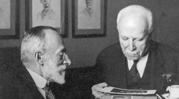  Profesor Politechniki Warszawskiej, dyrektor Instytutu Naukowej Organizacji Pracy Karol Adamiecki w towarzystwie inżyniera z USA Haringtona Emersona.  