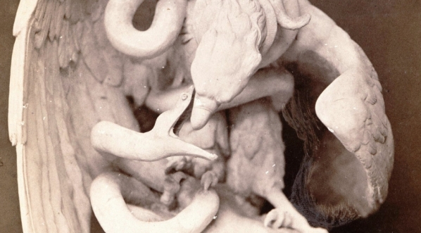  Rzeźba "Walka węża z orłem" Juliusza Faustyna Cenglera.  