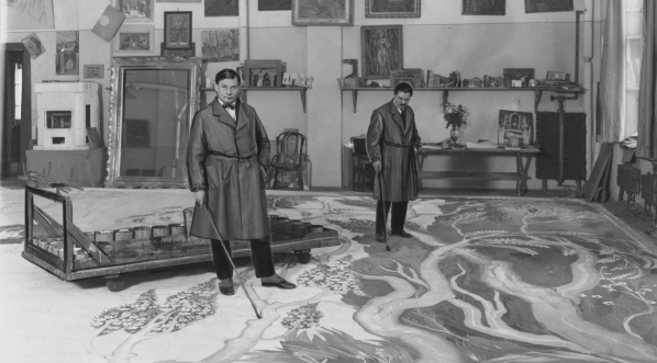  Artysta malarz i scenograf Wincenty Drabik (z lewej) podczas malowania dekoracji teatralnych.  