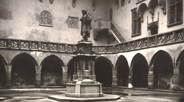  Pomnik Mikołaja Kopernika na dziedzińcu w Collegium Maius w Krakowie.  