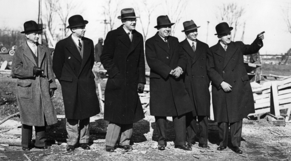  Zwiedzanie terenu pod budowę pawilonów wystawy światowej w Nowym Jorku w 1939 r.  