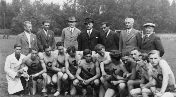  Drużyna Prywatnego Gimnazjum Władysława Giżyckiego w Warszawie podczas międzyszkolnych zawodów sportowych w Chorzowie w czerwcu 1936 r.  