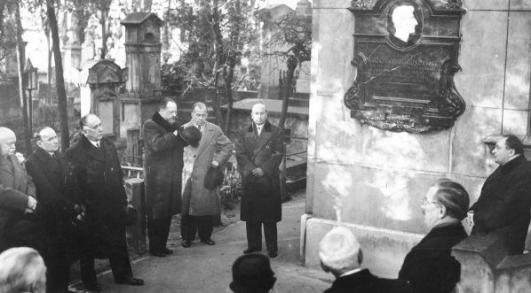  Uroczystość odsłonięcia tablicy ku czci dramatopisarza Wojciecha Bogusławskiego na Cmentarzu Powązkowskim w Warszawie w 1933 r.  