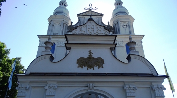  Brama i wieże kościół Świętych Apostołów Piotra i Andrzeja w Jedlińsku.  