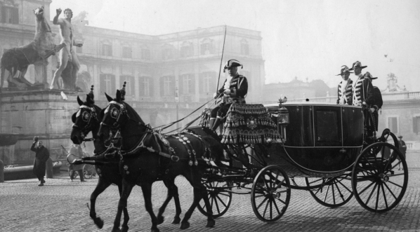  Składanie listów uwierzytelniających królowi Włoch Wiktorowi Emanuelowi III przez posła i ministra pełnomocnego RP Romana Knolla 31.01.1927 r. .  