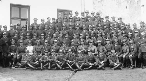  Szwadron szkolny z oficerami i podoficerami Szkoły Podoficerów Zawodowych Kawalerii 13.06.1927 r.  