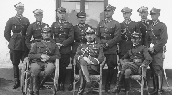  Oficerowie Szkoły Podoficerów Zawodowych Kawalerii 10.06.1927 r.  
