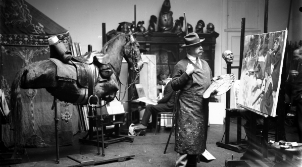  Wojciech Kossak, artysta malarz w swojej pracowni podczas malowania obrazu w 1926 r.  