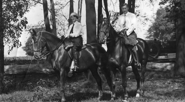  Konsul Polski w Bytomiu Leon Malhomme w towarzystwie żony na przejażdżce konnej.  