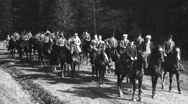  Polska banderia konna podczas rajdu przez polskie okolice rolnicze w Czechosłowacji w marcu 1934 r.  