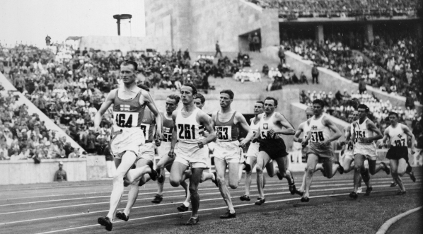  Bieg mężczyzna na dystansie 5000 metrów podczas Letnich Igrzysk Olimpijskich w Berlinie w sierpniu 1938 r.  