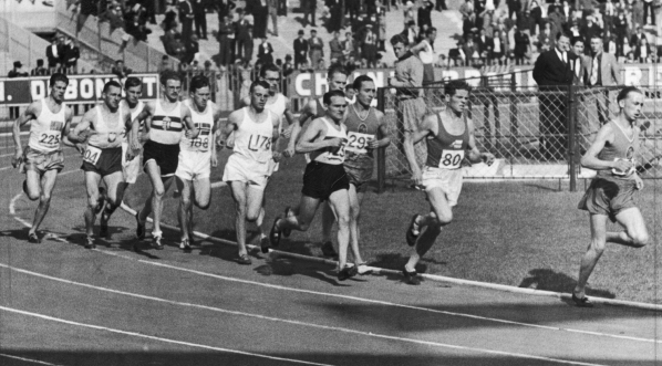  Bieg na 5000 metrów podczas II Mistrzostw Europy w Lekkoatletyce (dla mężczyzn) w Paryżu we wrześniu 1938 r.  