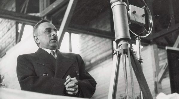  Przywódca Obozu Zjednoczenia Narodowego Stanisław Skwarczyński przemawia podczas uroczystości Związku Metalowców w Katowicach w kwietniu 1939 r.  