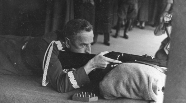  Gen. bryg. Stanisław Skwarczyński oddaje strzał honorowy z karabinka sportowego wz. 31 na strzelnicy.  