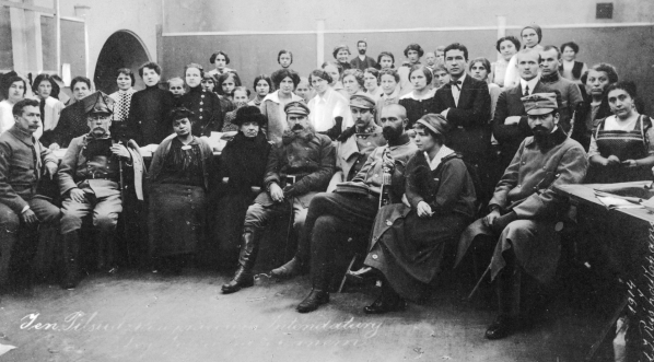  Pracownicy intendentury Legionowej w Zakopanem z zaproszonymi gośćmi 16.12.1914 r.  