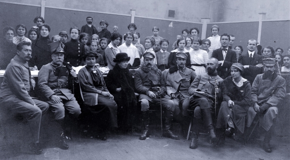  Pracownicy intendentury Legionowej w Zakopanem z zaproszonymi gośćmi 16.12.1914 r.  