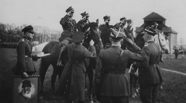  Wręczenie nagród w zawodach jeździeckich. podczas Święta 15 Pułku Ułanów Poznańskich w kwietniu 1934 r.  
