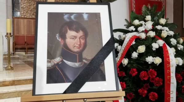  Portret Maurycego Mochnackiego wystawiony podczas Mszy pogrzebowej w Katedrze Polowej w Warszawie.  