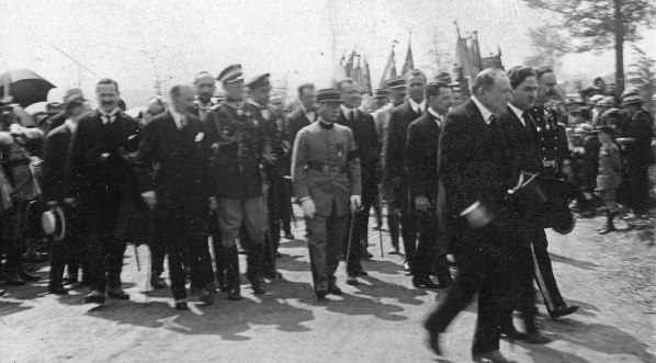  Uroczystości poświęcenia krzyża ku czci Polaków poległych w czasie I wojny światowej, wzniesionego koło wsi La Targette w okolicach Arras w 1925 r.  