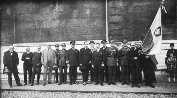  Członkowie zarządu Związku byłych Wojskowych Polskich we Francji przy Grobie Nieznanego Żołnierza w  Paryżu w 1925 r.  