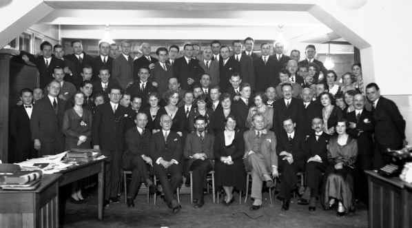  Zdjęcie pracowników "Ilustrowanego Kuriera Codziennego" wykonane z okazji 20-lecia IKC-a  w Krakowie w grudniu 1930 r.  