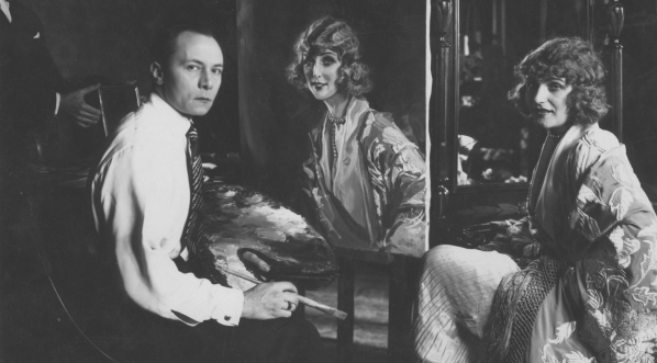  Tadeusz Styka w pracowni podczas malowania portretu pozującej mu aktorki Kazimiery Skalskiej w 1926 r. .  