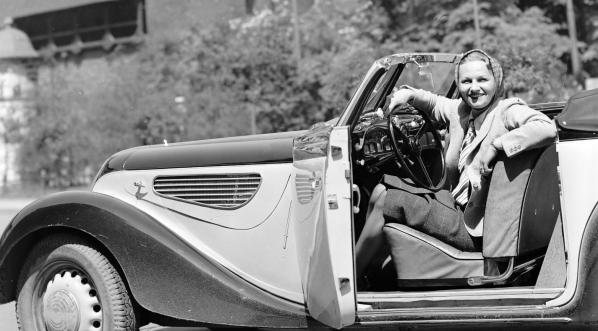  Aktorka Teresa Suchecka w swoim samochodzie na krakowskiej ulicy w 1938 r.  