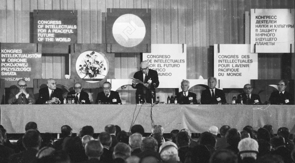  Kongres Intelektualistów w Obronie Pokojowej Przyszłości Świata w Hotelu Victoria w Warszawie w styczniu 1986 r.  