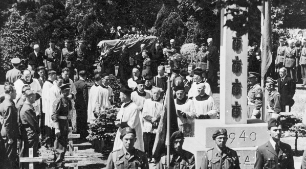  Nierozpoznany pogrzeb na Cmentarzu Lotników Polskich w Newark-on-Trent.  