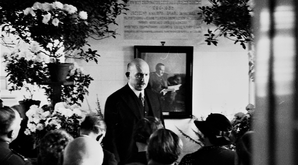  Uroczystość odsłonięcia tablicy pamiątkowej ku czci doktora Tadeusza Pisarskiego w Klinice Urologicznej Uniwersytetu Jagiellońskiego w Krakowie w listopadzie 1936 r.  