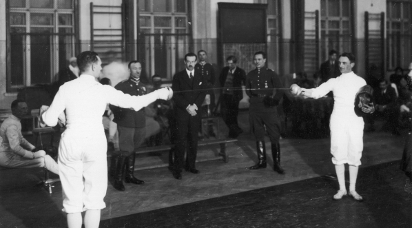  Władysław Segda (z lewej) i Marian Suski w walce na szpady  podczas szermierczych mistrzostw Polski w Warszawie 18.03.1933 r.  