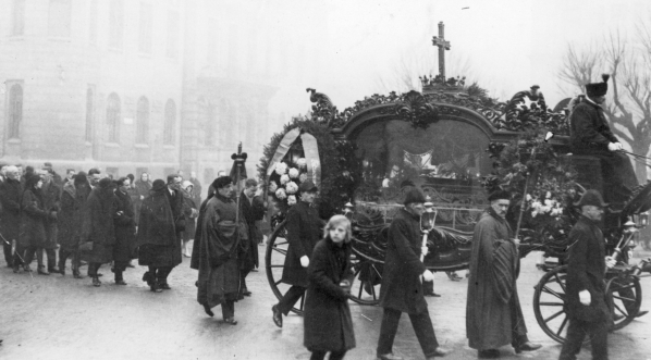  Pogrzeb profesora Uniwersytetu Jagiellońskiego Ludwika Birkenmajera w listopadzie 1929 r.  