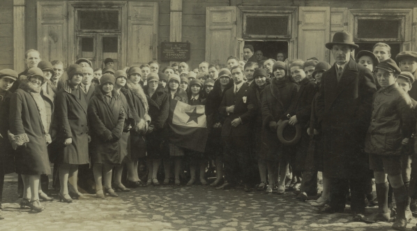  Zdjęcie grupowe esperantystów w miejscu urodzenia LLZ w Białymstoku, 30 marca 1928 r., z okazji wizyty światowego podróżnika pana Giuroffa.  