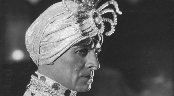  Władysław Szczawiński w jednej ze scen operetki "Lady Chic" w Teatrze Niewiarowskiej w Warszawie w kwietniu 1926 r.  