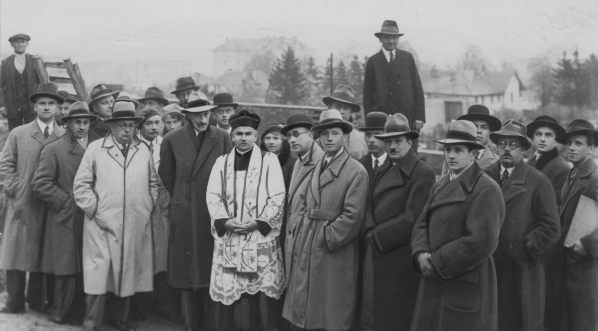  Uroczystość poświęcenia kamienia węgielnego pod budowę Pomorskiej Szkoły Sztuk Pięknych Wacława Szczeblewskiego w Gdyni w maju 1933 r.  