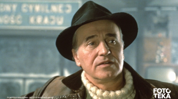  Jan Nowicki w filmie Filipa Bajona "Bal na dworcu w Koluszkach" z 1989 roku.  
