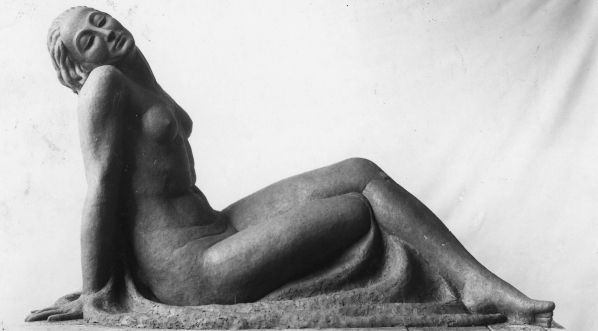  Rzeźba dłuta artystki rzeźbiarki Olgi Niewskiej "Przebudzenie".  