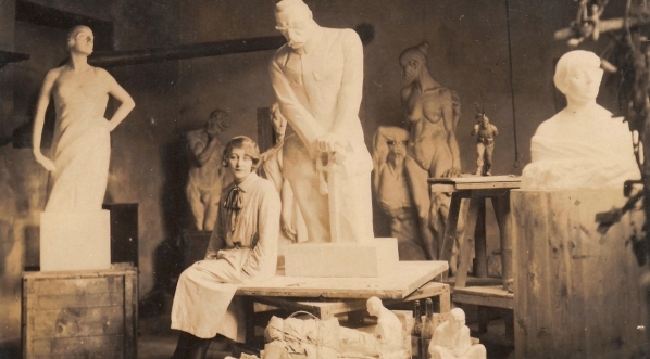  "Olga Niewska w swojej pracowni przy ul. Zakroczymskiej w Warszawie, siedząca przy posągu Marszałka Józefa Piłsudskiego".  