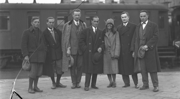  Polska ekipa w Krakowie na dworcu przed wyjazdem na narciarskie mistrzostwa Austrii w Rex w marcu 1927 r.  