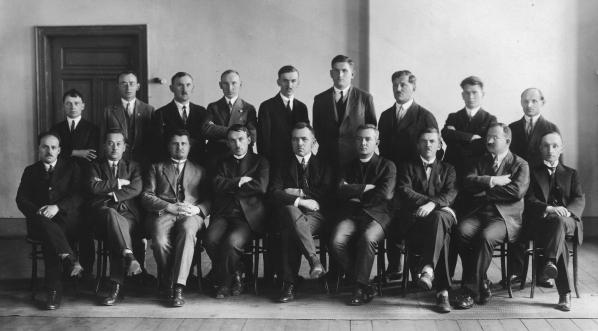  Dyrektor Polskiego Gimnazjum Realnego im. Juliusza Słowackiego w Orłowej na Zaolziu w Czechosłowacji Piotr Feliks w otoczeniu nauczycieli.  