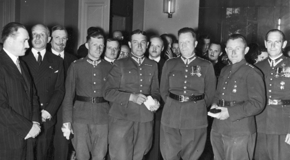  Uroczystość wręczenia nagród zwycięzcom XI Międzynarodowego Rajdu Automobilklubu Polski w Oficerskim Kasynie Garnizonowym w Warszawie w czerwcu 1938 r.  