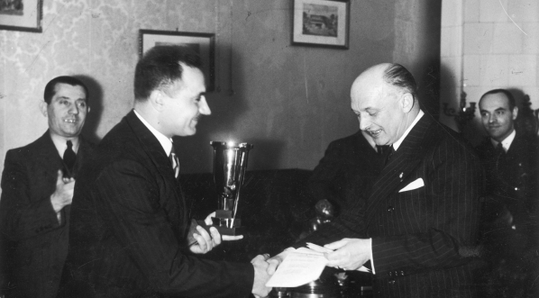  Uroczystość wręczenia nagród uczestnikom rajdu samochodowego Monte Carlo w siedzibie Automobilklubu Polski w Warszawie w marcu 1938 r.  