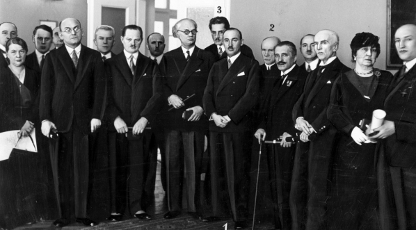  Minister Wacław Jędrzejewicz w towarzystwie osób ze świata nauki, kultury i sztuki udekorowanych odznaczeniami państwowymi w marcu 1934 r.  