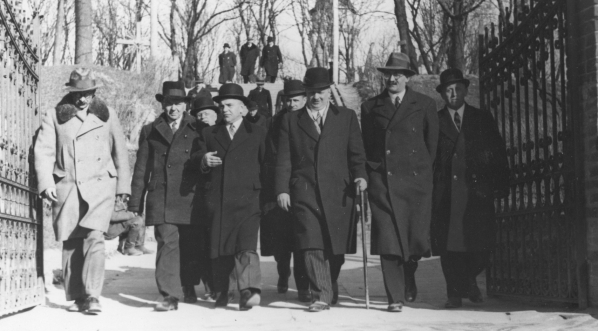  Kontrola budowy gmachów Dyrekcji Okręgowej Kolei Państwowych w Chełmie przez komisję ministerialną.  